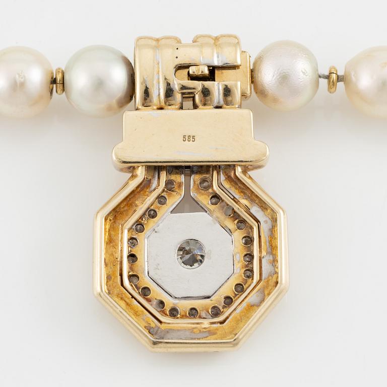 Pearl necklace with cultured pearls, pendant 14K gold set with brilliant-cut diamonds.