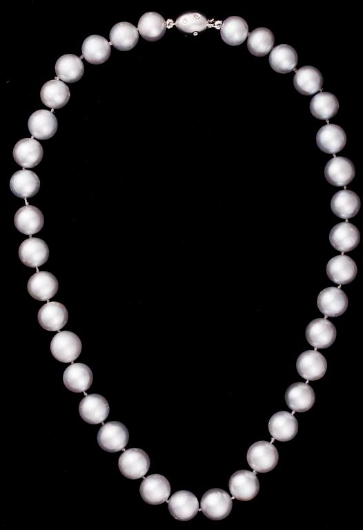 PÄRLCOLLIER, ljusgråa odlade pärlor, låset 14K guld, små diamanter.
