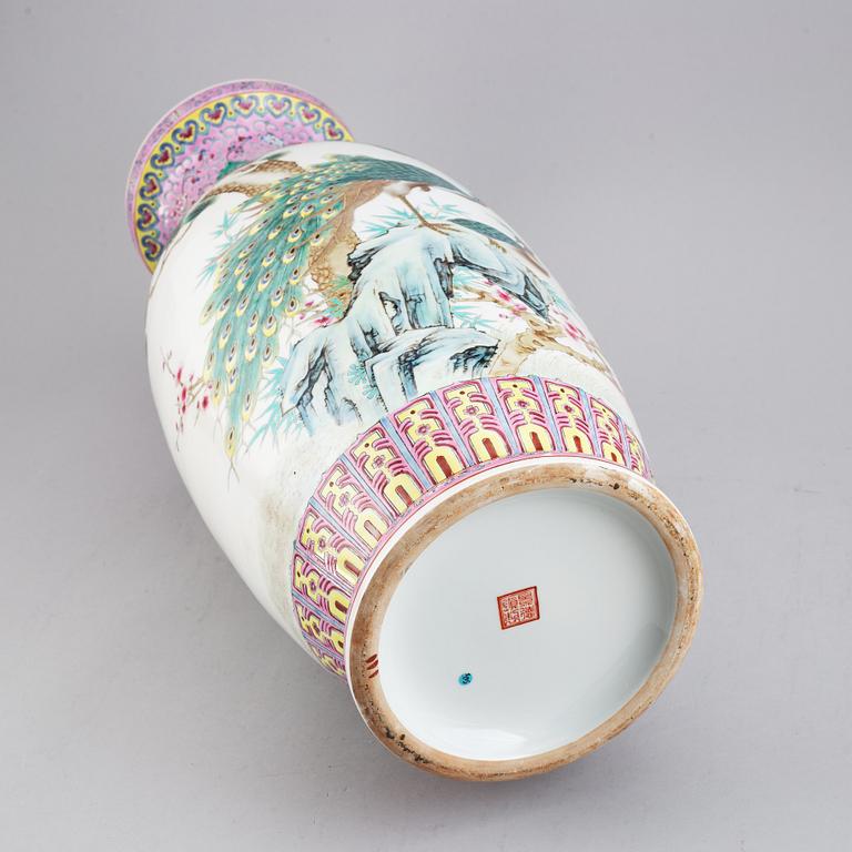 VAS, porslin. Kina, 1900-tal.