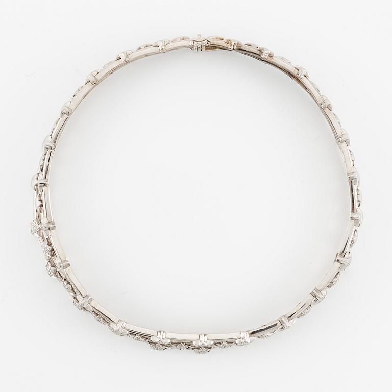 An 18K white gold necklace with round brilliant-cut diamonds.