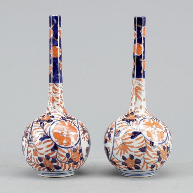VASER, ett par, porslin, Japan. Sekelskiftet 1900.