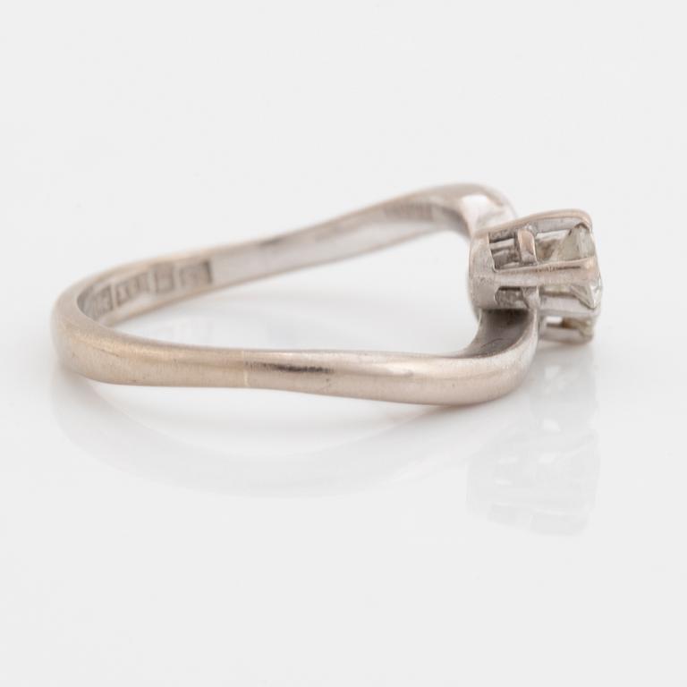 Brilliant cut diamond cross over ring.