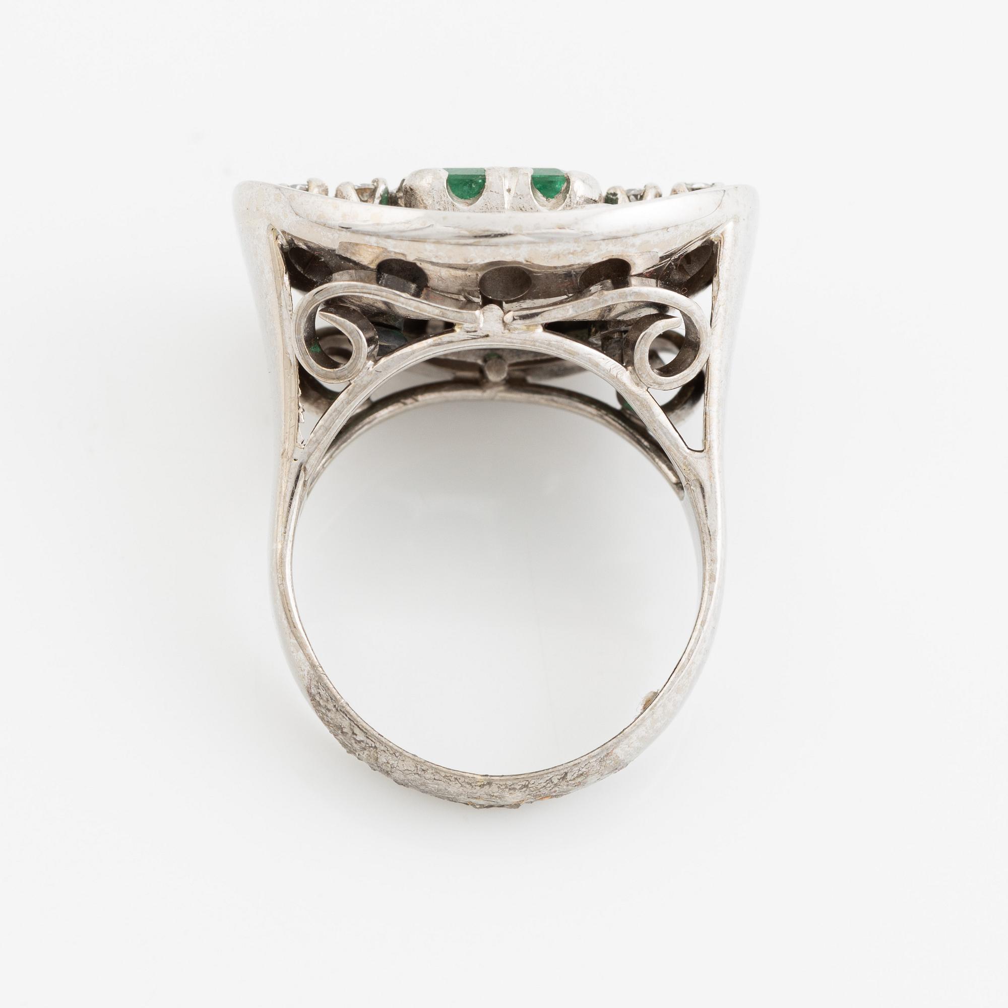 Ring, 18K white gold with an emerald-cut emerald and brilliant-cut diamonds.