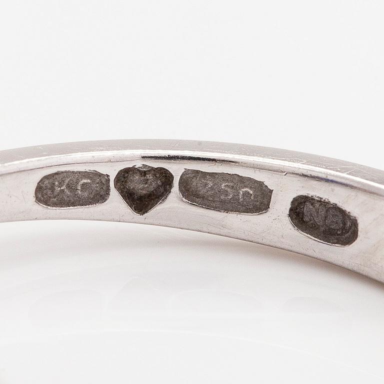Ring, 18K vitguld, hjärtslipad safir och diamanter totalt ca 0.15 ct.