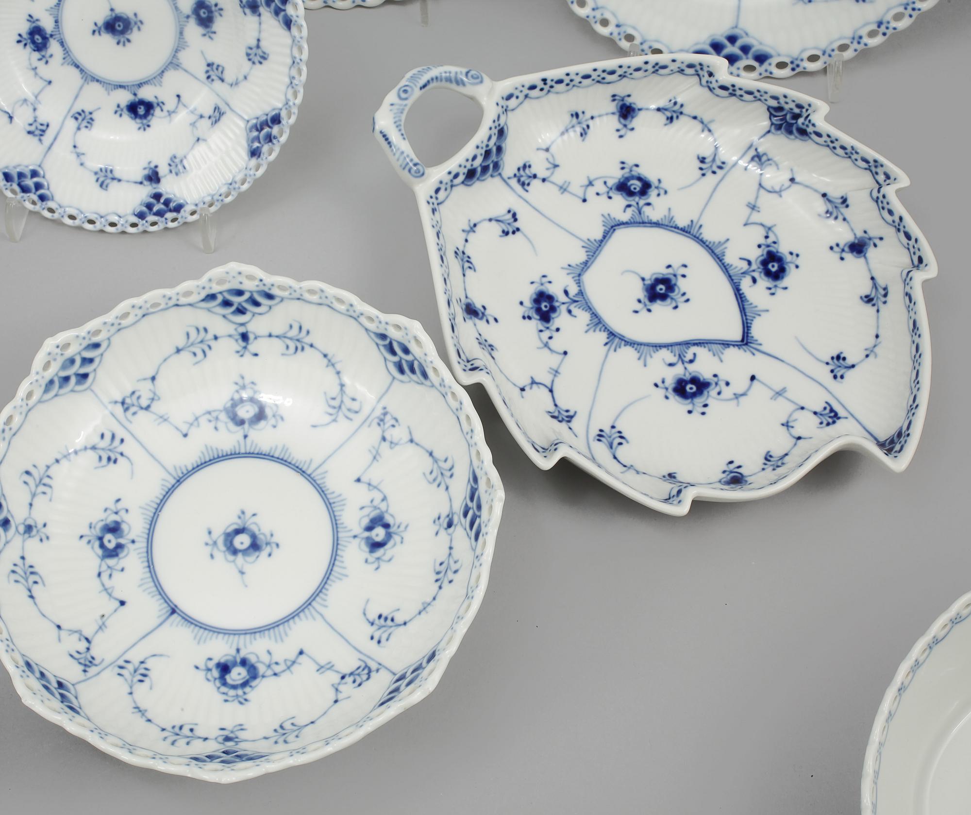 SERVISDELAR, 26 delar, porslin, "Musselmalet", Royal Copenhagen, 1900-talets andra hälft.