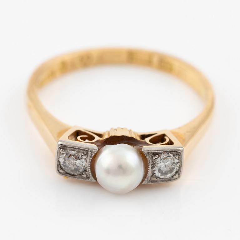 Ring in 18K gold with a pearl and two round brilliant-cut diamonds.