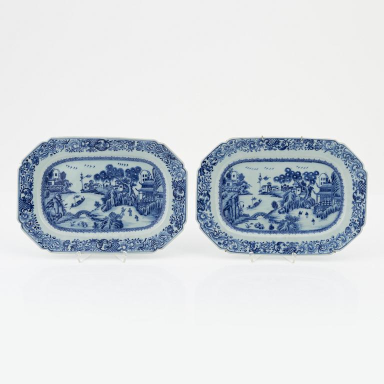 Stekfat, ett par, kompaniporslin. Qingdynastin, Qianlong (1736-95).