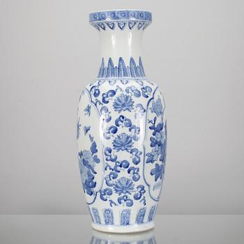 GOLVVAS, porslin, Kina 1900-tal.