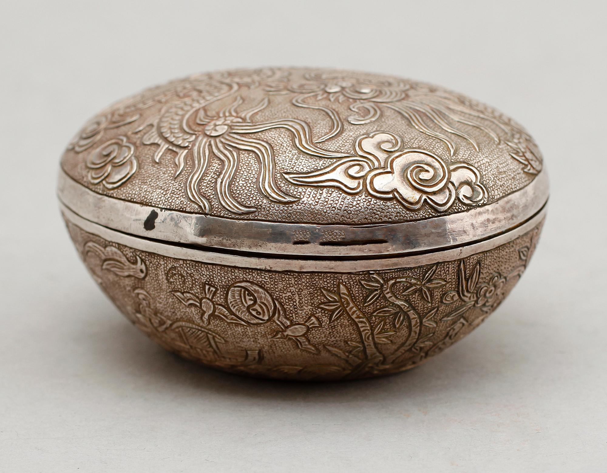 DOSA, silver, sign, Kina. Vikt ca 94 g.