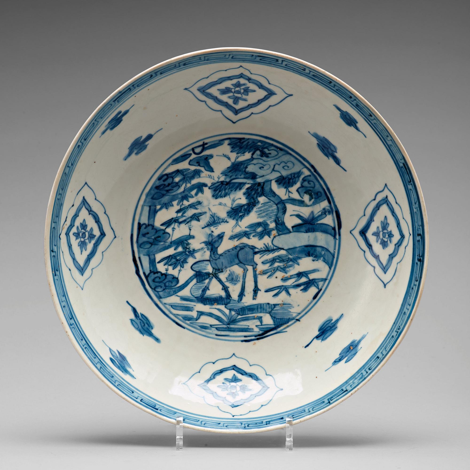 A blue and white charger, Ming dynasty (1368-1644). Swatow.