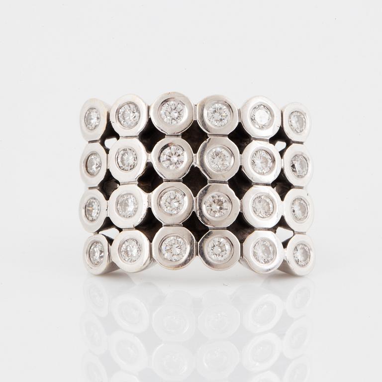 Ring med briljantslipade diamanter.