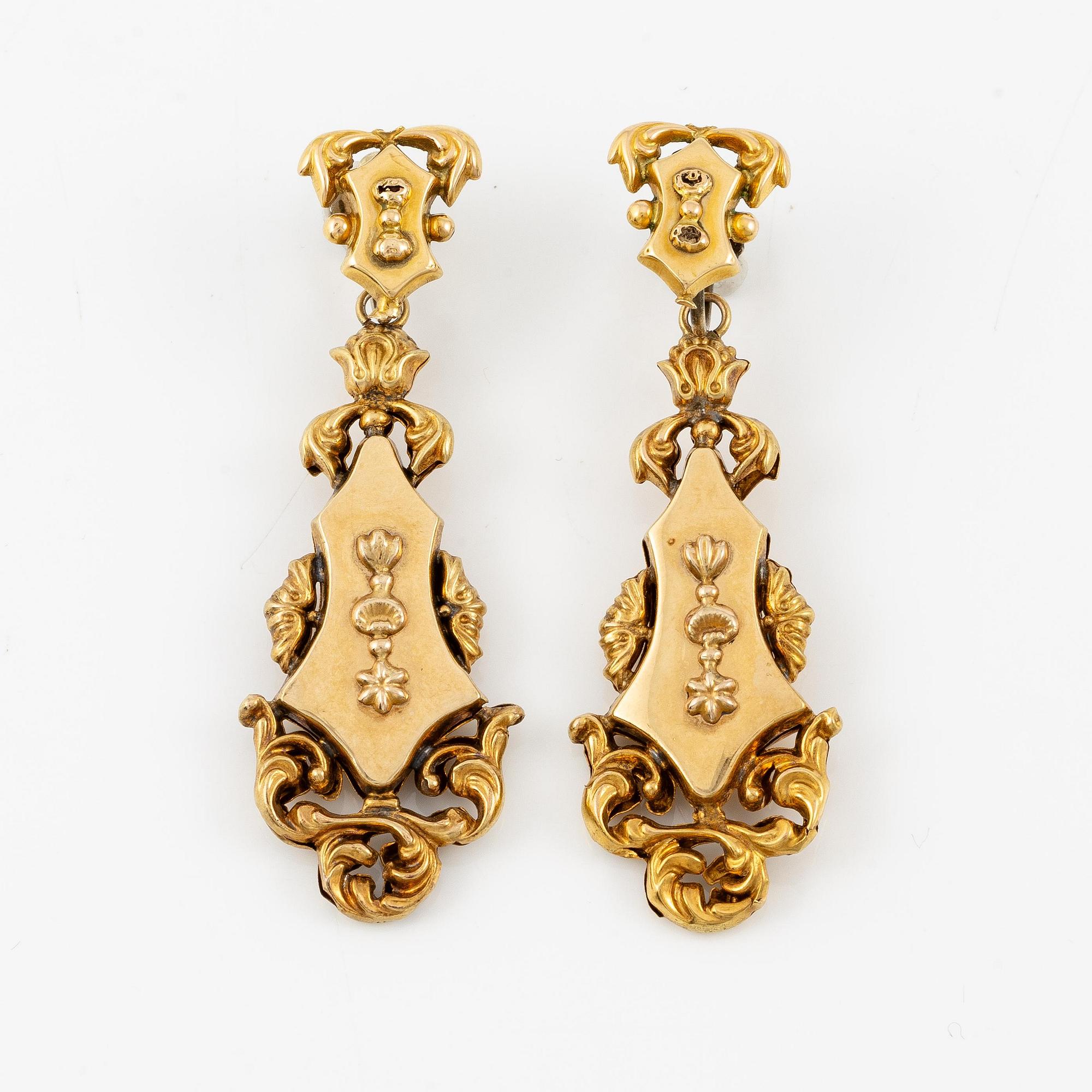 A necklace and a pair of earrings 18K gold, 19th century.