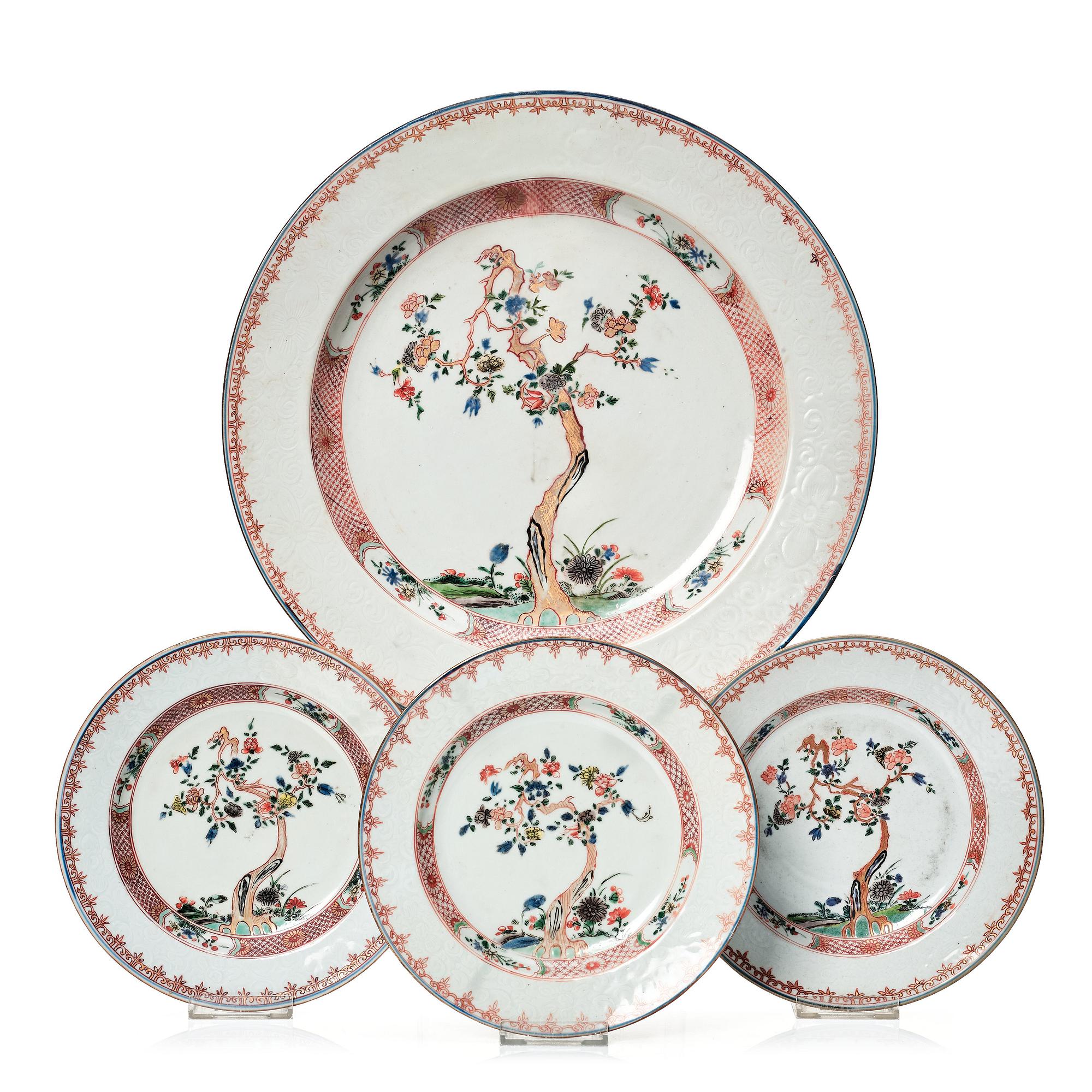 A large famille verte dish and tree plates, Qing dynasty, Kangxi (1662-1722).