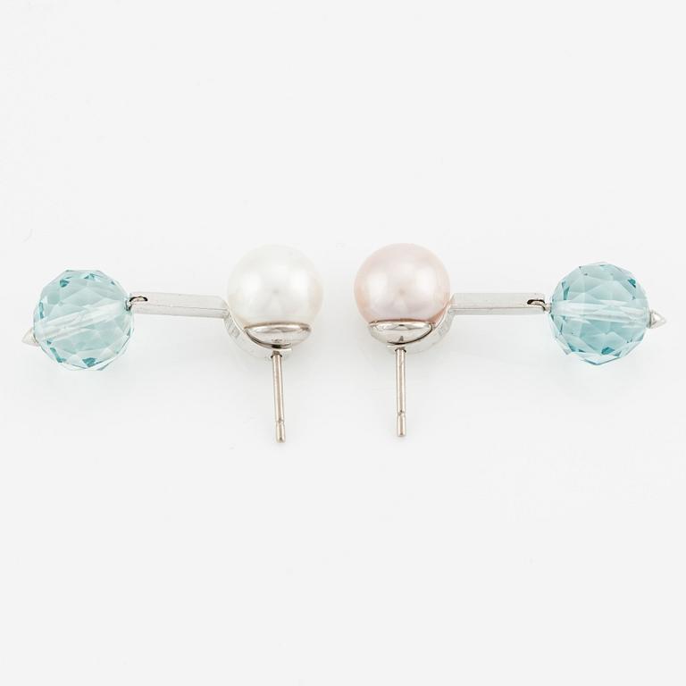 A pair of cultured pearl earrings with 18K gold pendants with faceted aquamarines, Gaudy.