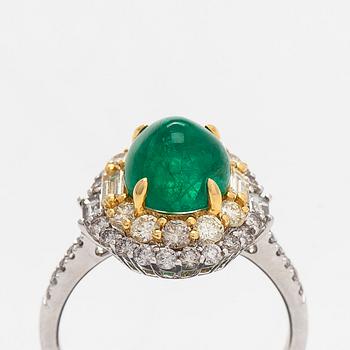 An 18K whitegold ring set with a cabochon-cut emerald and baguette- and brilliant-cut diamonds.