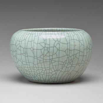 A ge-glazed bowl/censer, Qing dynasty.