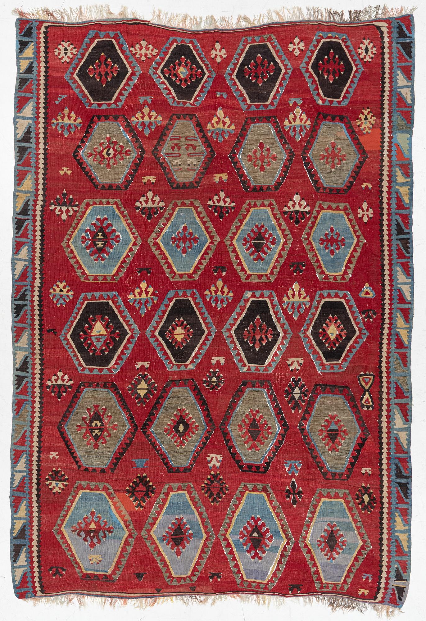 An antique/semi-attique kelim carpet, c. approx. 320 x 222 cm.