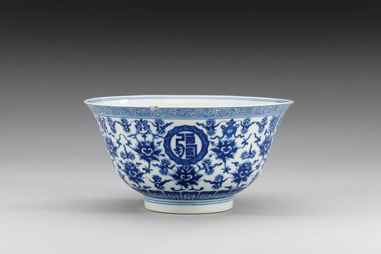 A blue and white 'Shou' bowl, Qing dynasty, mark and period of Qianlong (1736-95).