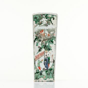 A Chinese rectangular famille verte vase, Qing dynasty, Kangxi (1662-1722).