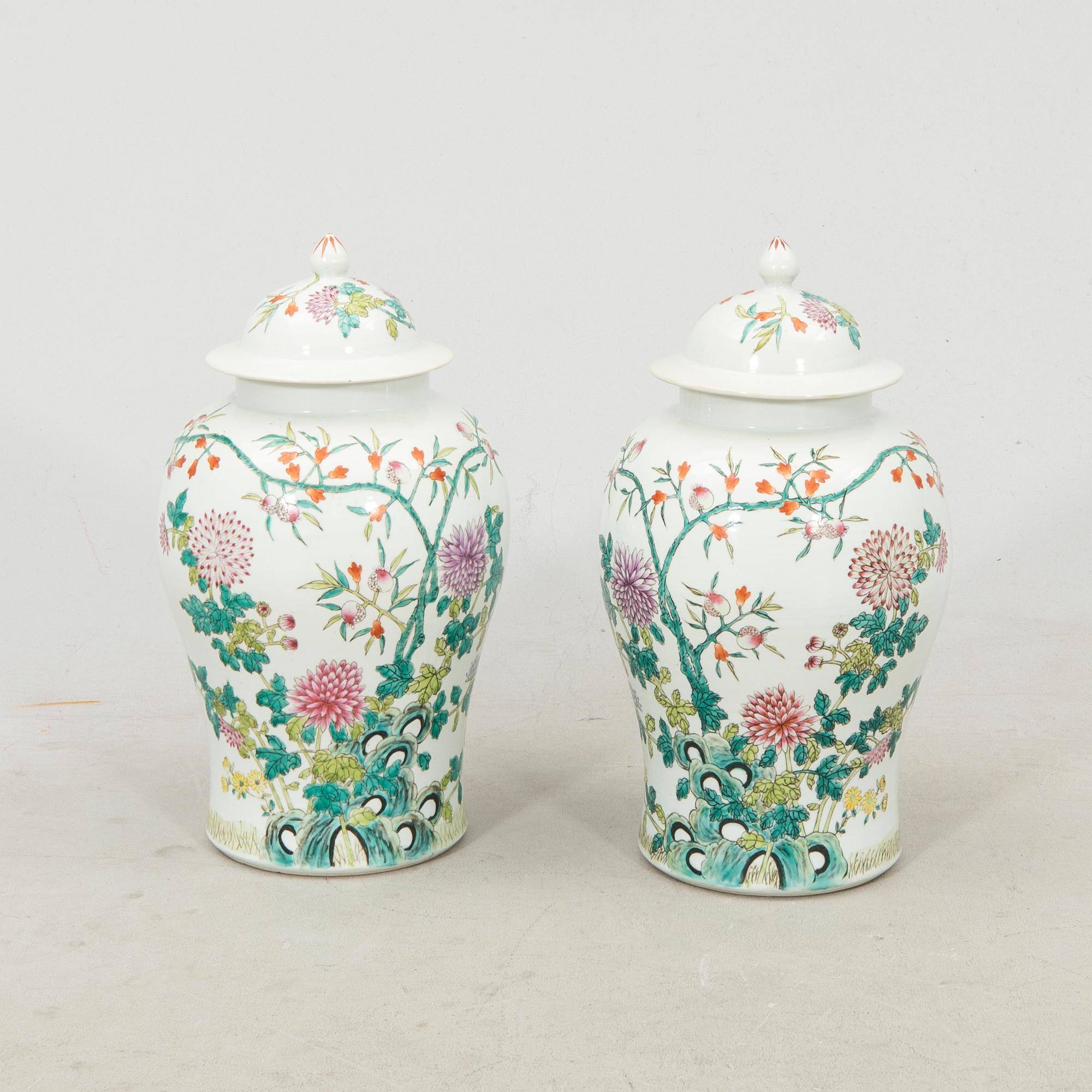 A pair of Chinese porcelain urns 20th century.