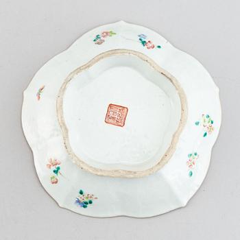 Skålfat på fot, porslin. Qingdynastin, 1800-tal.