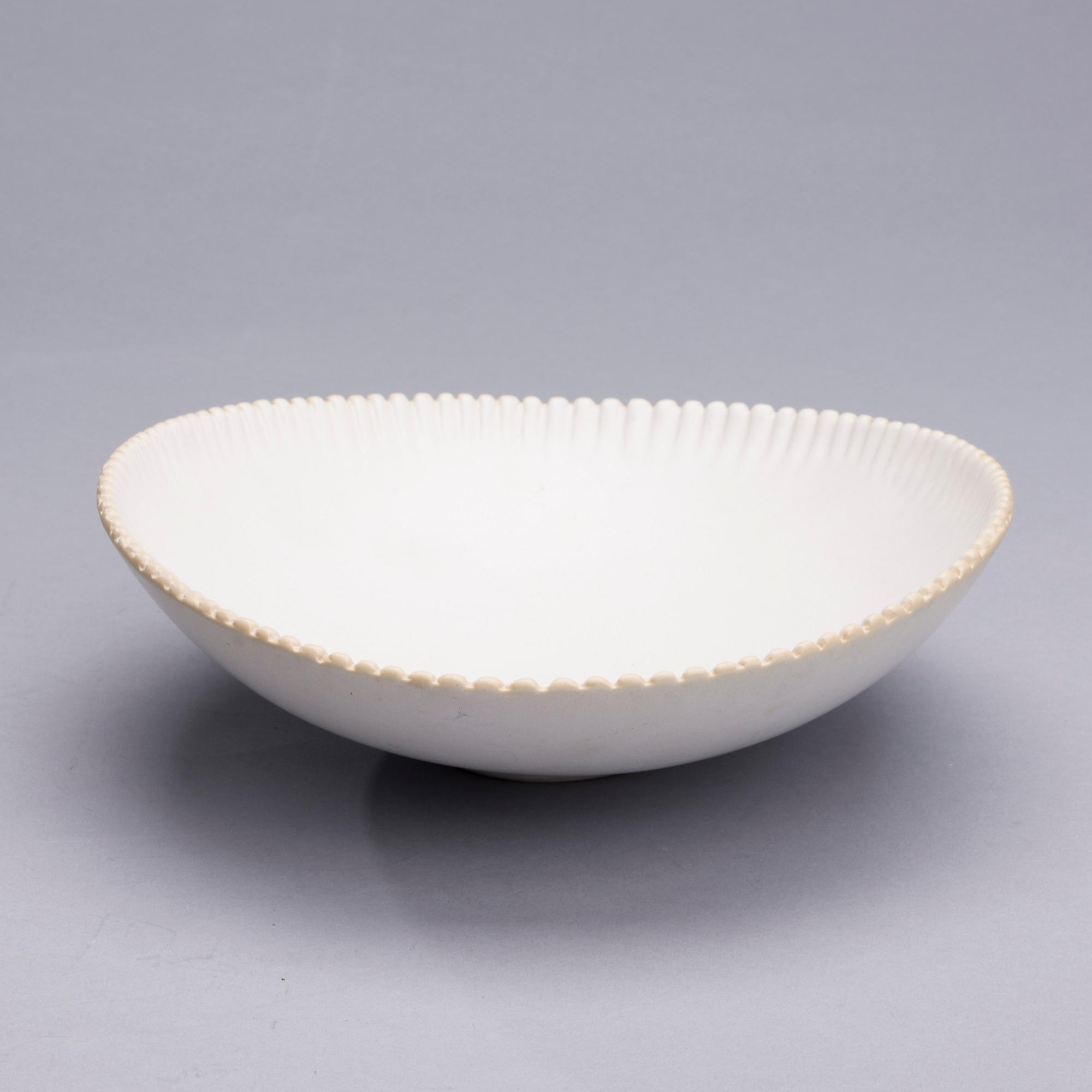 TOINI MUONA, A CERAMIC DISH. Signed TM, Arabia.