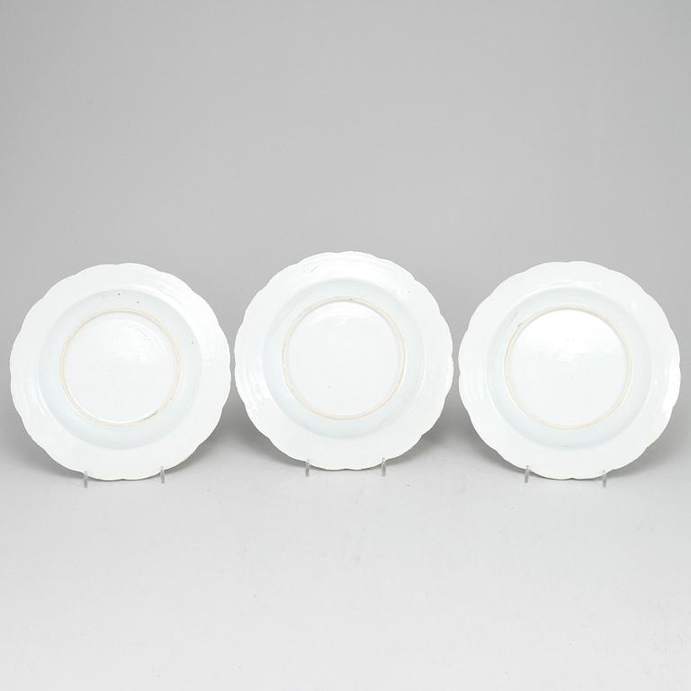 A group of three famille rose export porcelain plates. Qing dynasty, Qianlong (1736-95).