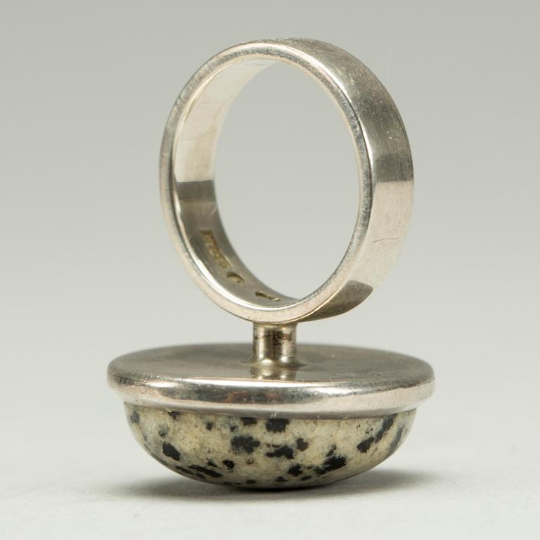 RING, sterlingsilver med dalmatiner jaspis, Sigurd Persson, Stockholm, 1984. Vikt ca 18 g.