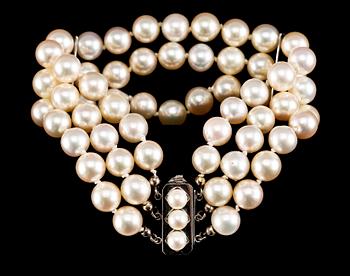 1016. BRACELET, three strand cultured pearls, 7,5 mm.
