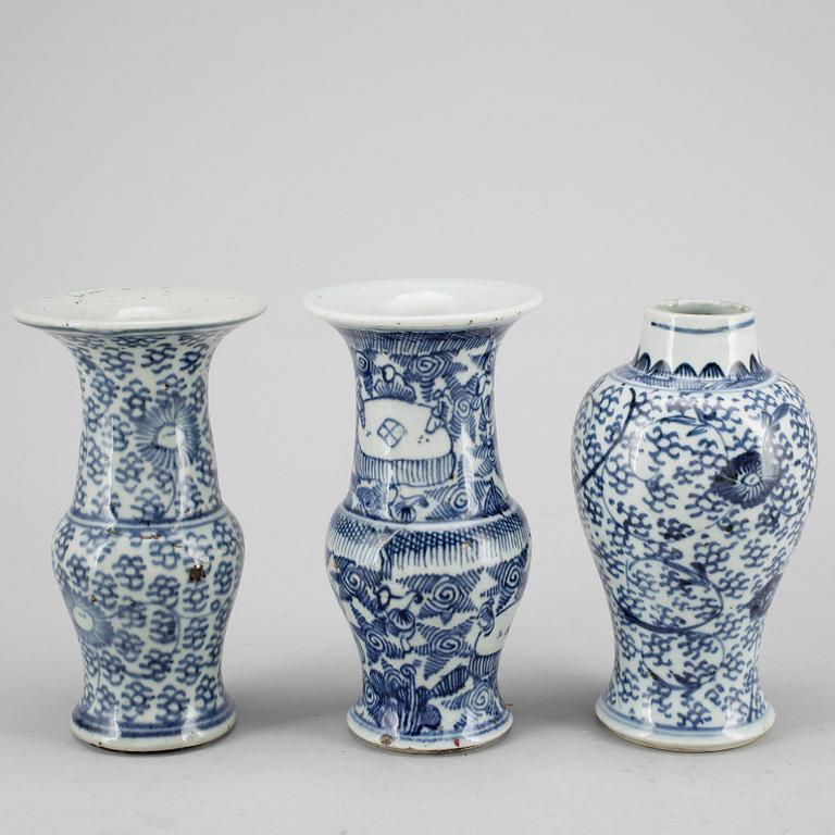 VASER, 2 st, och URNA, porslin, Kina, 1800-tal.