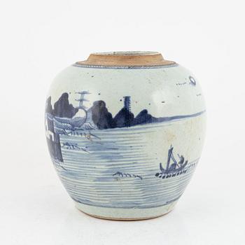 A Chinese porcelain jar, Qing Dynasty, 19th Century.