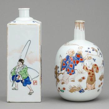 VASER, 2 st. Porslin, Japan. 1900-tal.