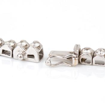 COLLIER med briljantslipade diamanter.
