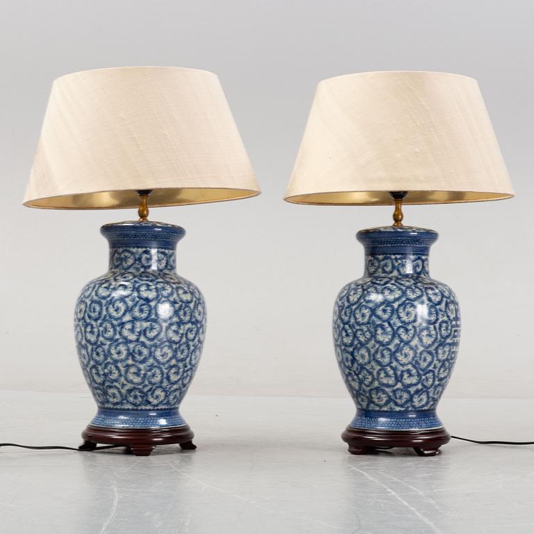 A contemporary pair of porcelain table lamps.