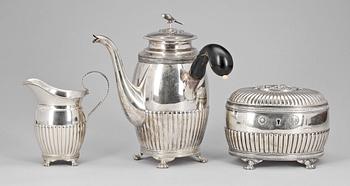 KAFFESERVIS, 3 delar, silver, empirestil, troligen Erasmus Lindeström, Stockholm 1902. Totalvikt 1695.