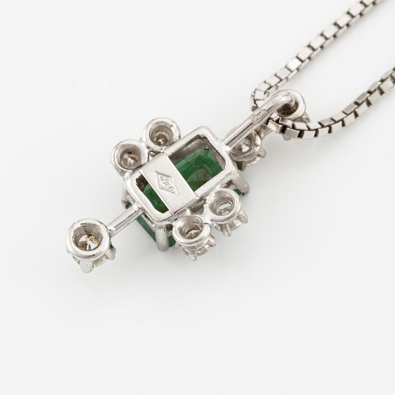 Pendant with chain, featuring an emerald with brilliant-cut diamonds.