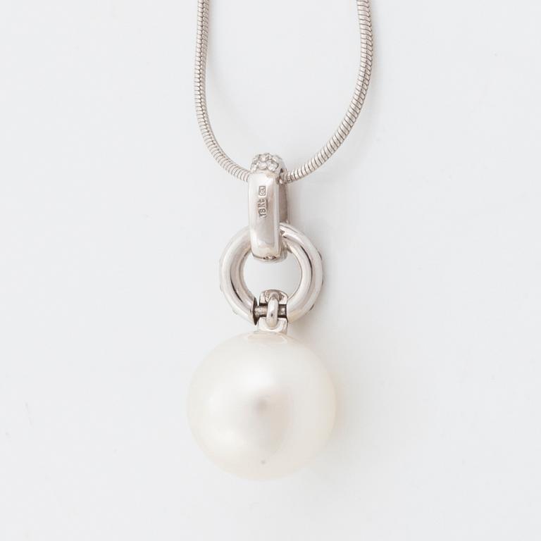 White gold, cultured pearl and brilliant cut diamond necklace, Golden Lady.