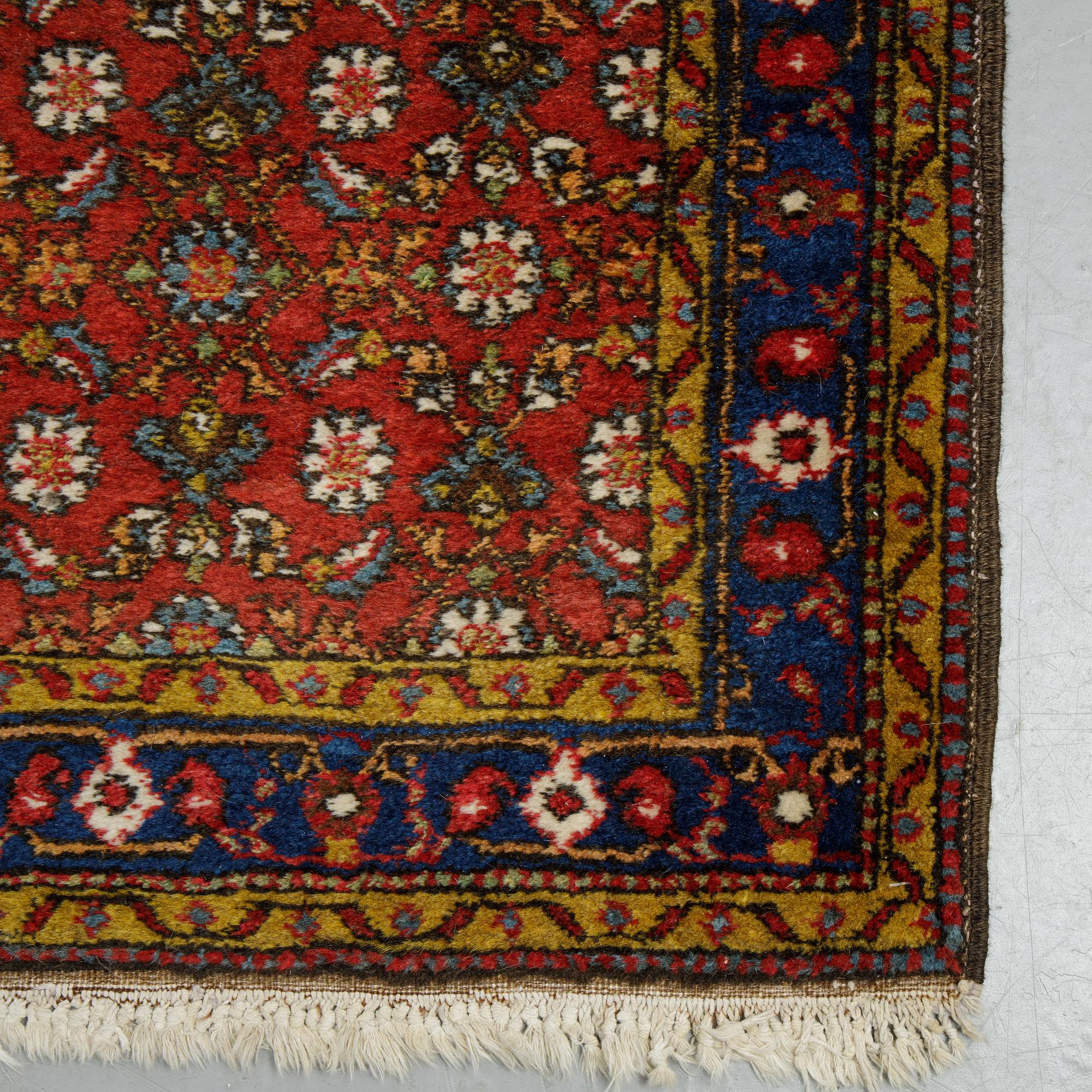 A runner, a semi-antique Western Iran/Azerbajdzjan, probably, ca 423 x 99 cm.