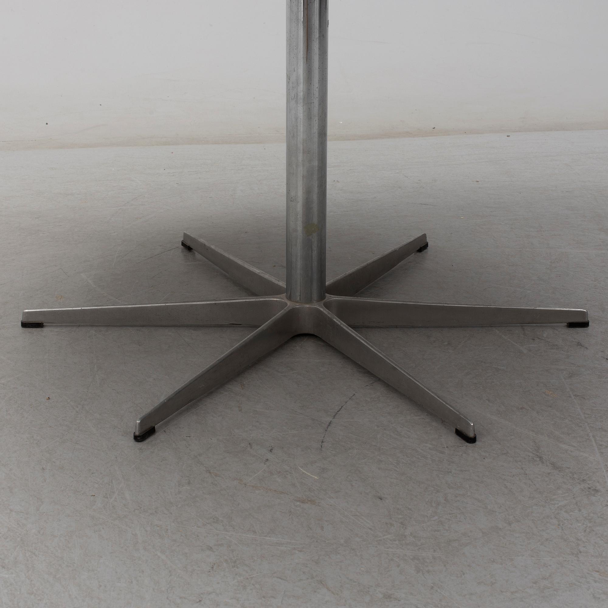 ARNE JACOBSEN, bord, för Fritz Hansen Danmark 1900-talets senare del.