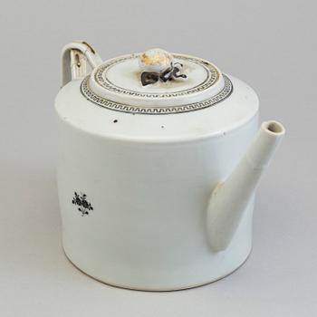 A Chinese porcelain teapot, Jiaqing (1796-1822).