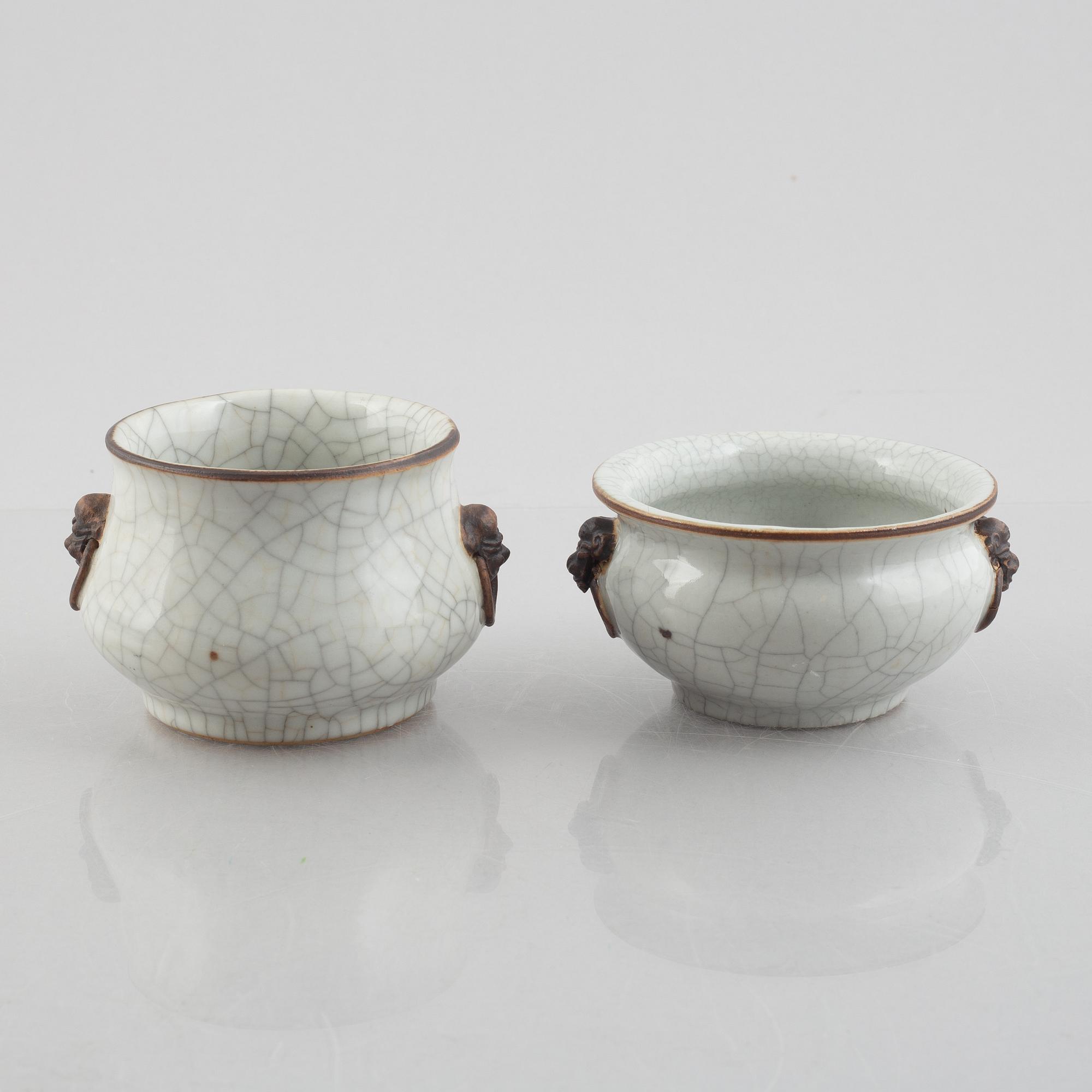 A Chinese ge glazed stoneware brush washer, a vase and two bowls, early 20th century.