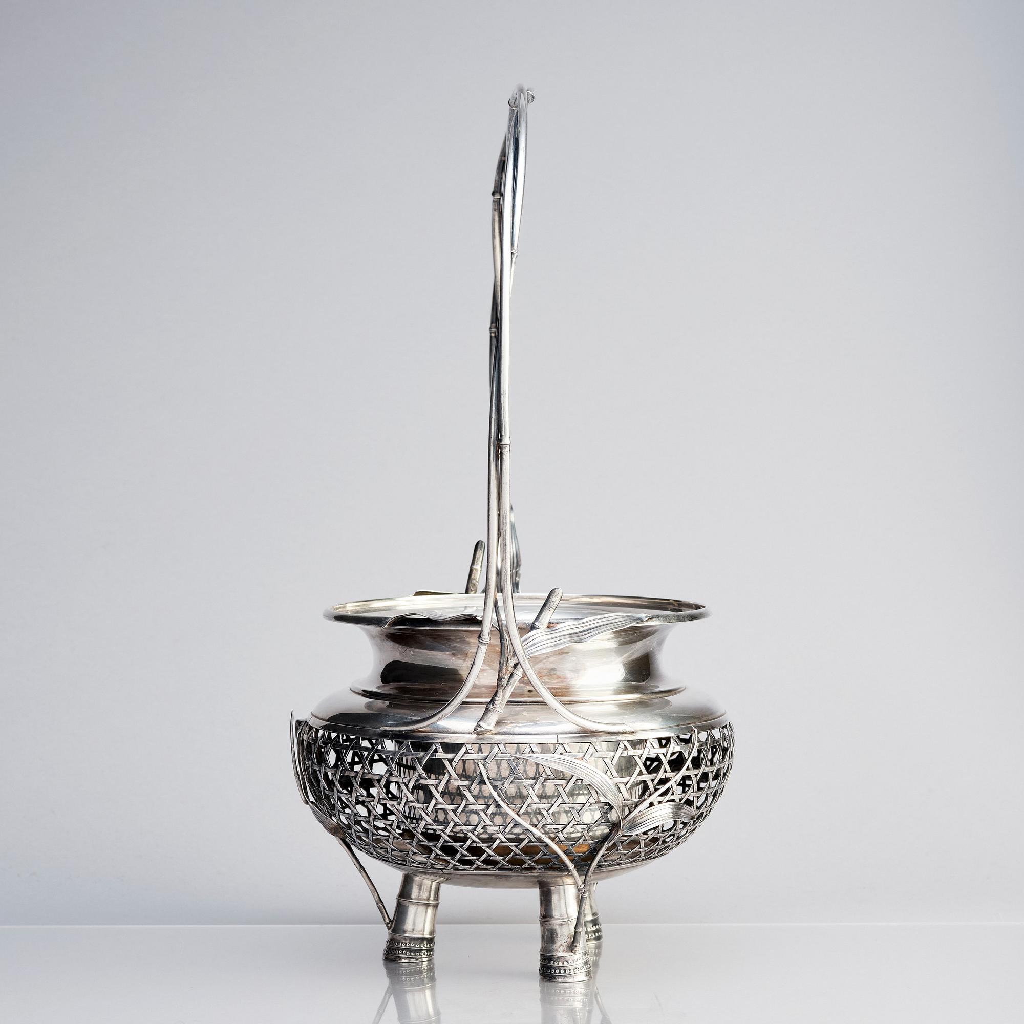 Korg, silver. Japan, tidigt 1900-tal.