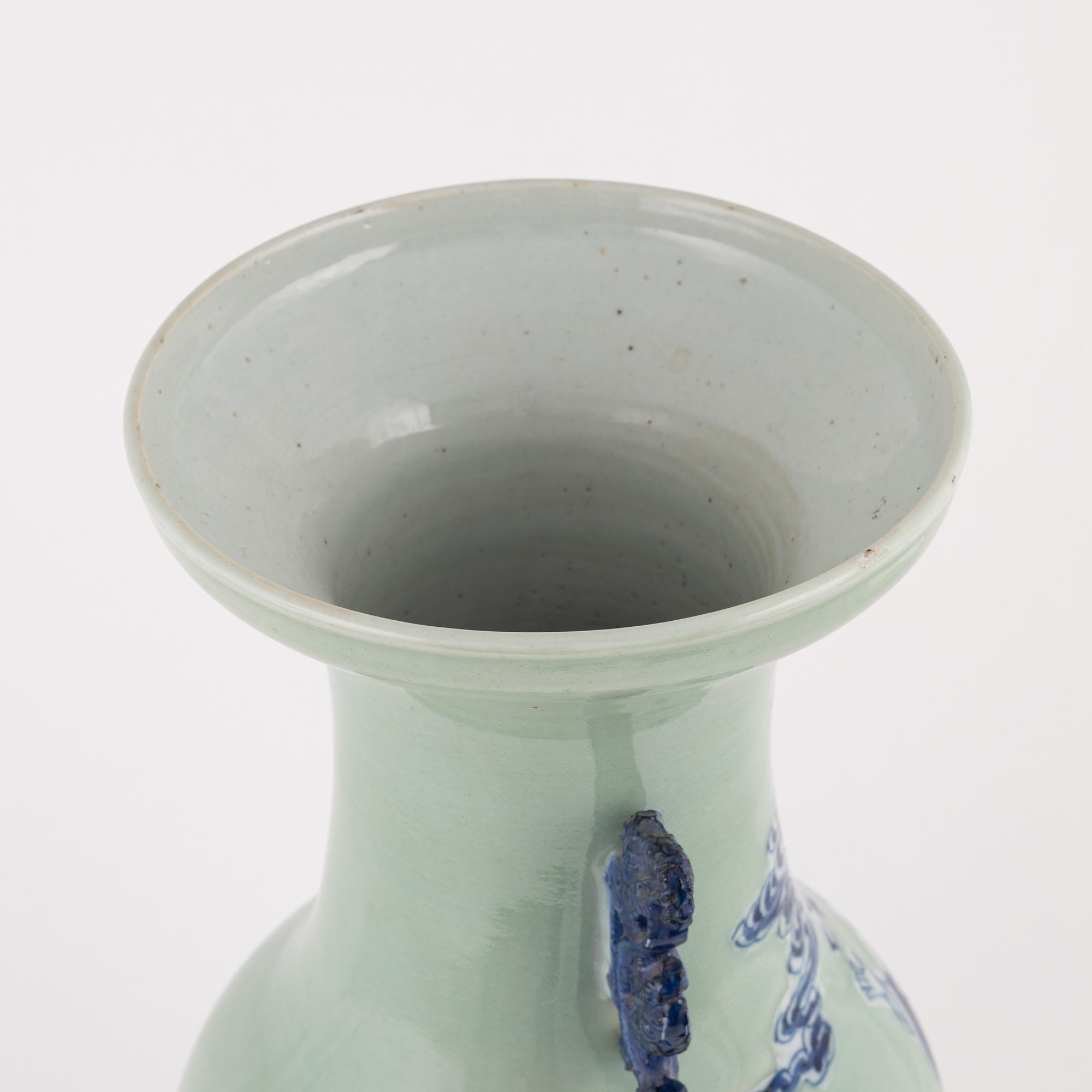 A Chinese porcelain vase, Qing dynasty, late 19th Century.