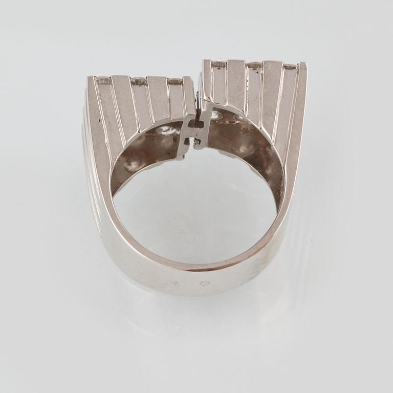 RING, 18K vitguld med 18 briljantslipade diamanter ca 1.80 ct, utländska stämplar. Vikt 11,5 gram.