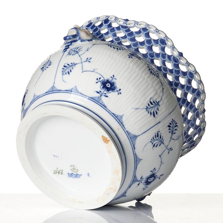 A Royal Copenhagen 'Musselmalet' / 'blue fluted full lace' flower pot, Denmark, 1898-1923.