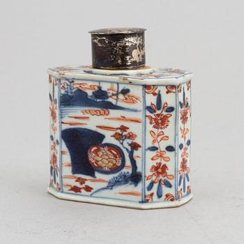 An Chinese 'Imari' porcelain tea caddy, Qing dynasty, Kangxi (1662-1722).