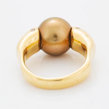 Ring, med odlad Söderhavspärla och briljantslipade diamanter.