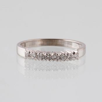 RING, 18K vitguld med 8 briljantslipade diamanter, 0.30 ct, Juvel Magnus, Göteborg, 1993.  Vikt 3,3 gram.