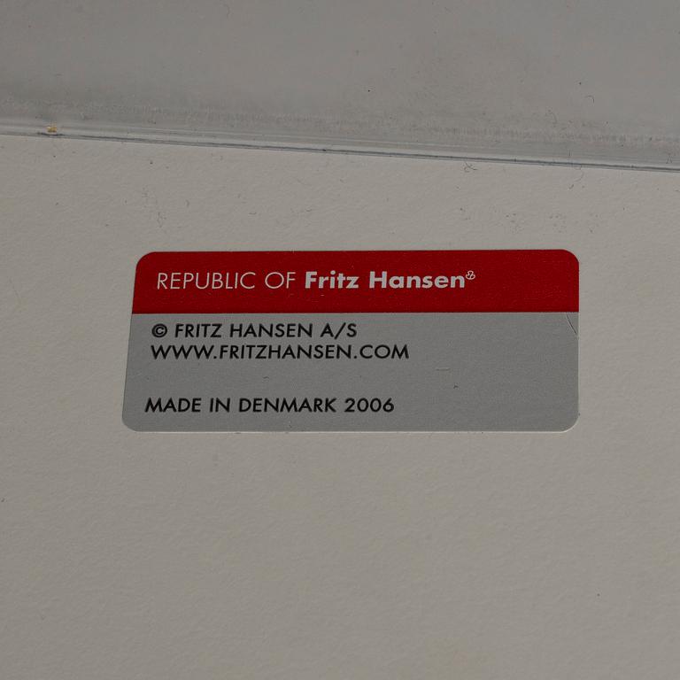 ARNE JACOBSEN, soffbord, för Fritz Hansen, 2000-tal.