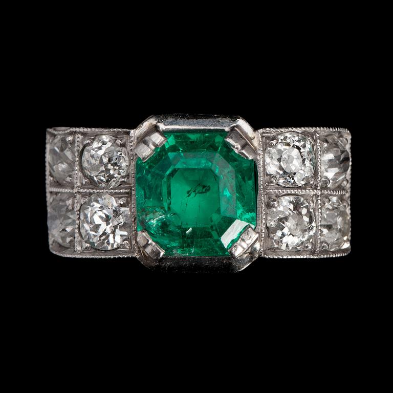 RING, trappslipad smaragd med antikslipade diamanter, tot. ca 1 ct. Art deco.